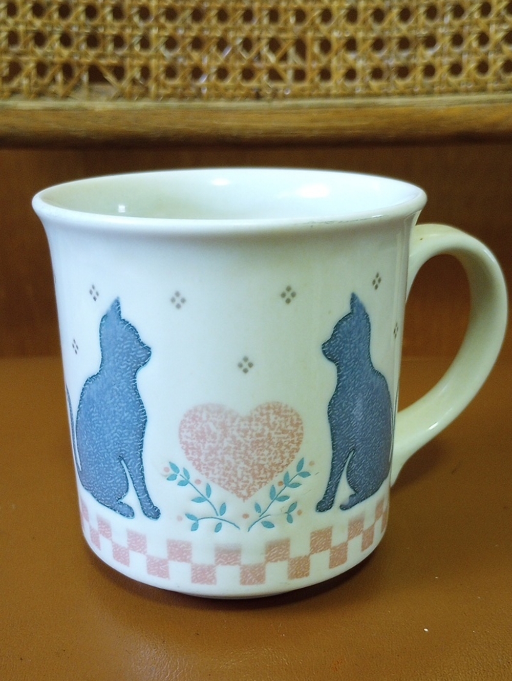 Country Kitchen Vtg Ceramic Mug w/ Cats, Heart & Checks. White Blue Pink Green